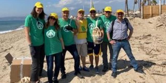 知识产权卡塔尼亚工厂的志愿者帮助清理当地海滩